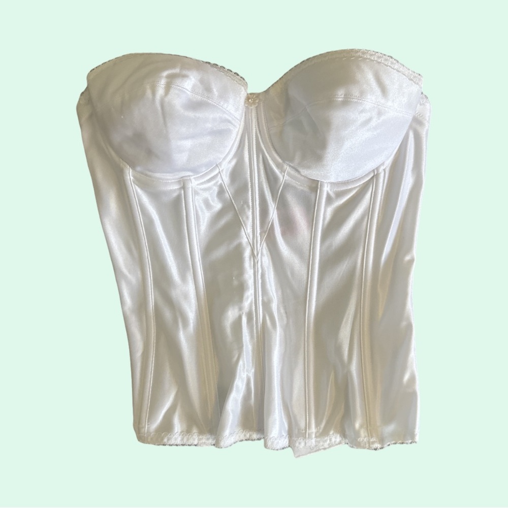 Gorgeous white corset with cute flower detail
